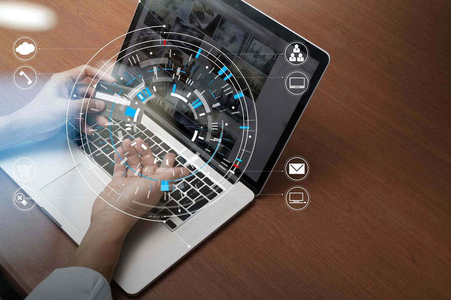 Nahaufnahme der Hand mit Kreditkarte und Laptop-Computer auf Holzschreibtisch mit vr-Icon-Diagrammdiagramm foto