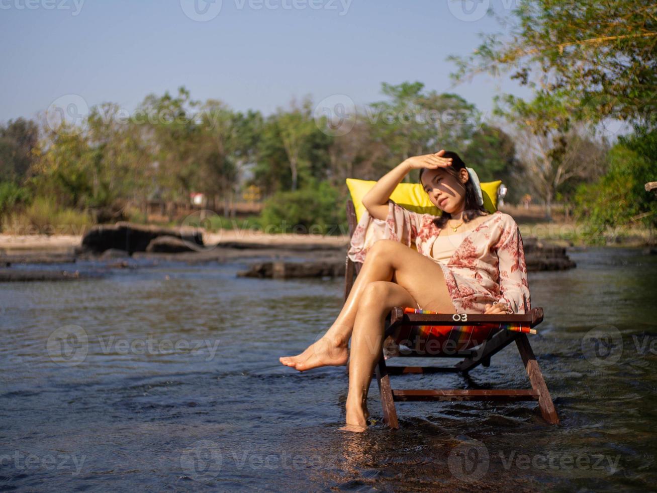 Frau und Fluss foto