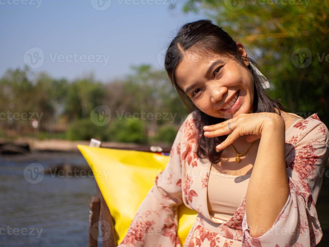 Frau und Fluss foto