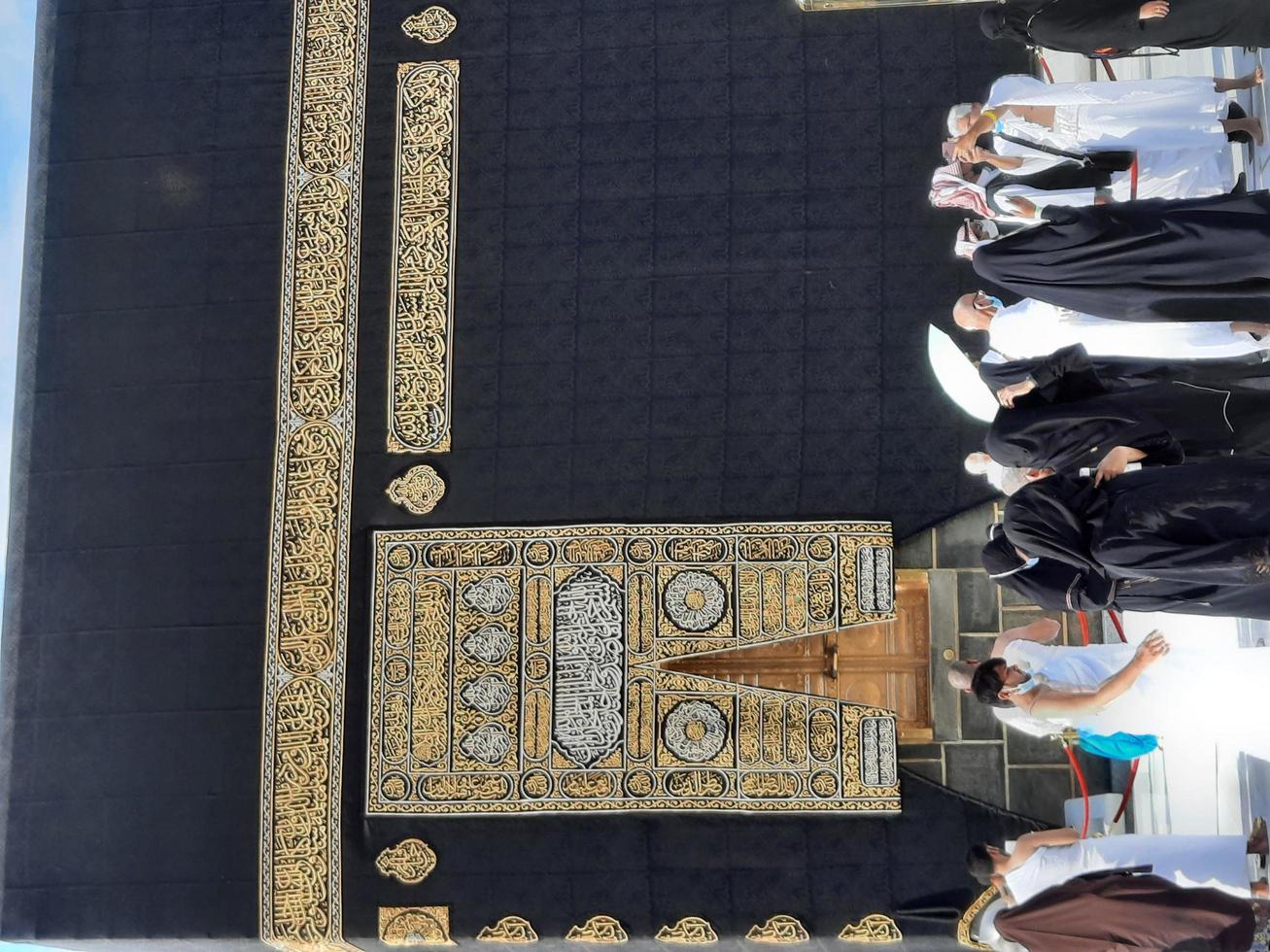 Mekka, Saudi-Arabien, 2021 - Besucher aus aller Welt vollziehen Tawaf in der Masjid al-Haram in Mekka. foto