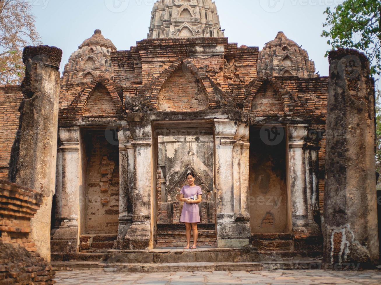 Frau und alter Tempel foto