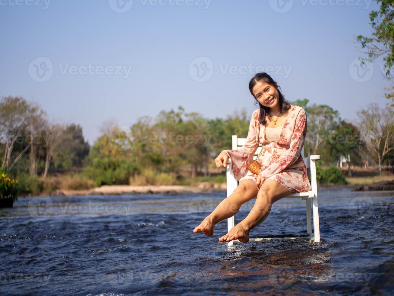 Frau und Fluss foto