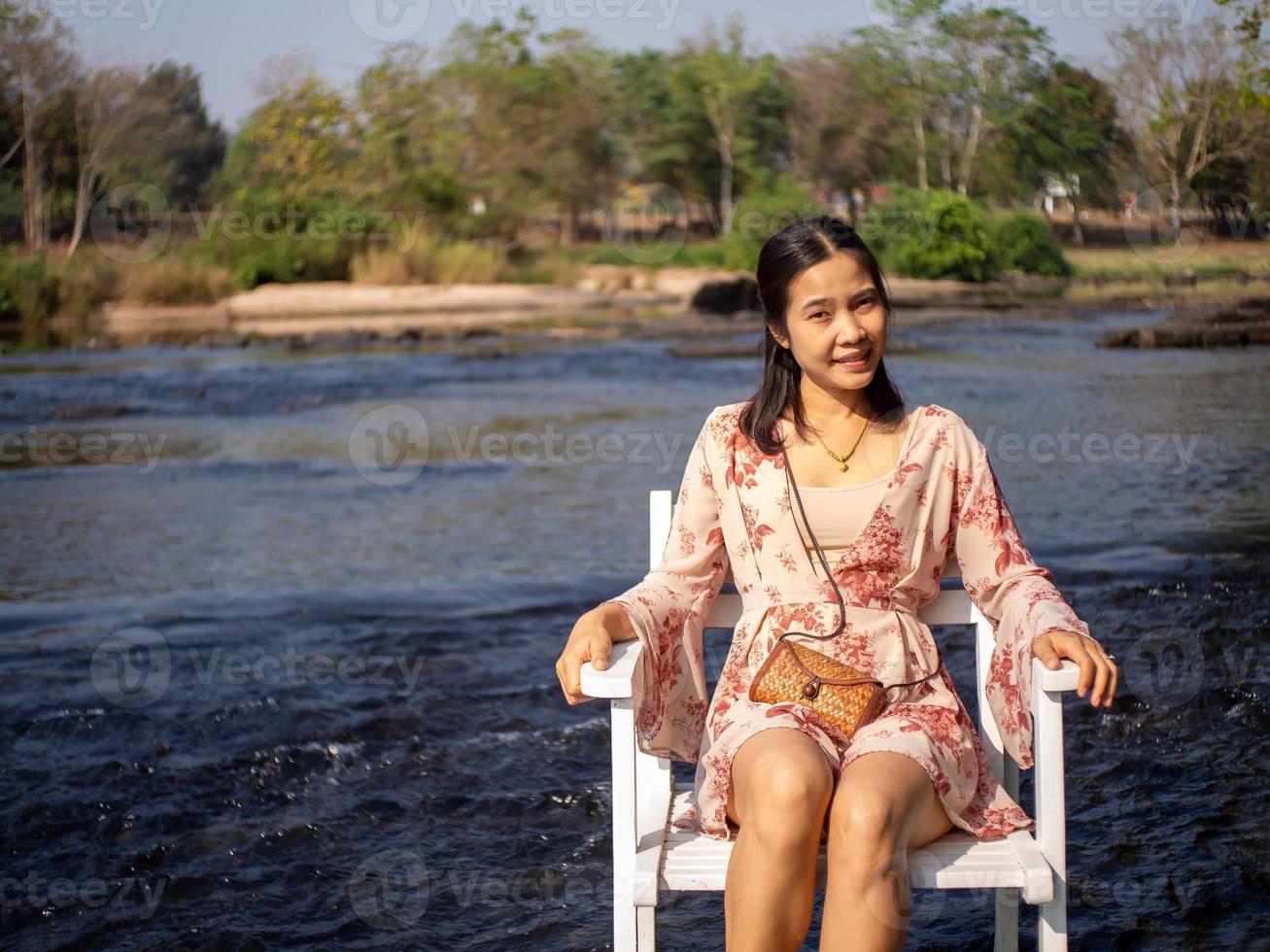 Frau und Fluss foto