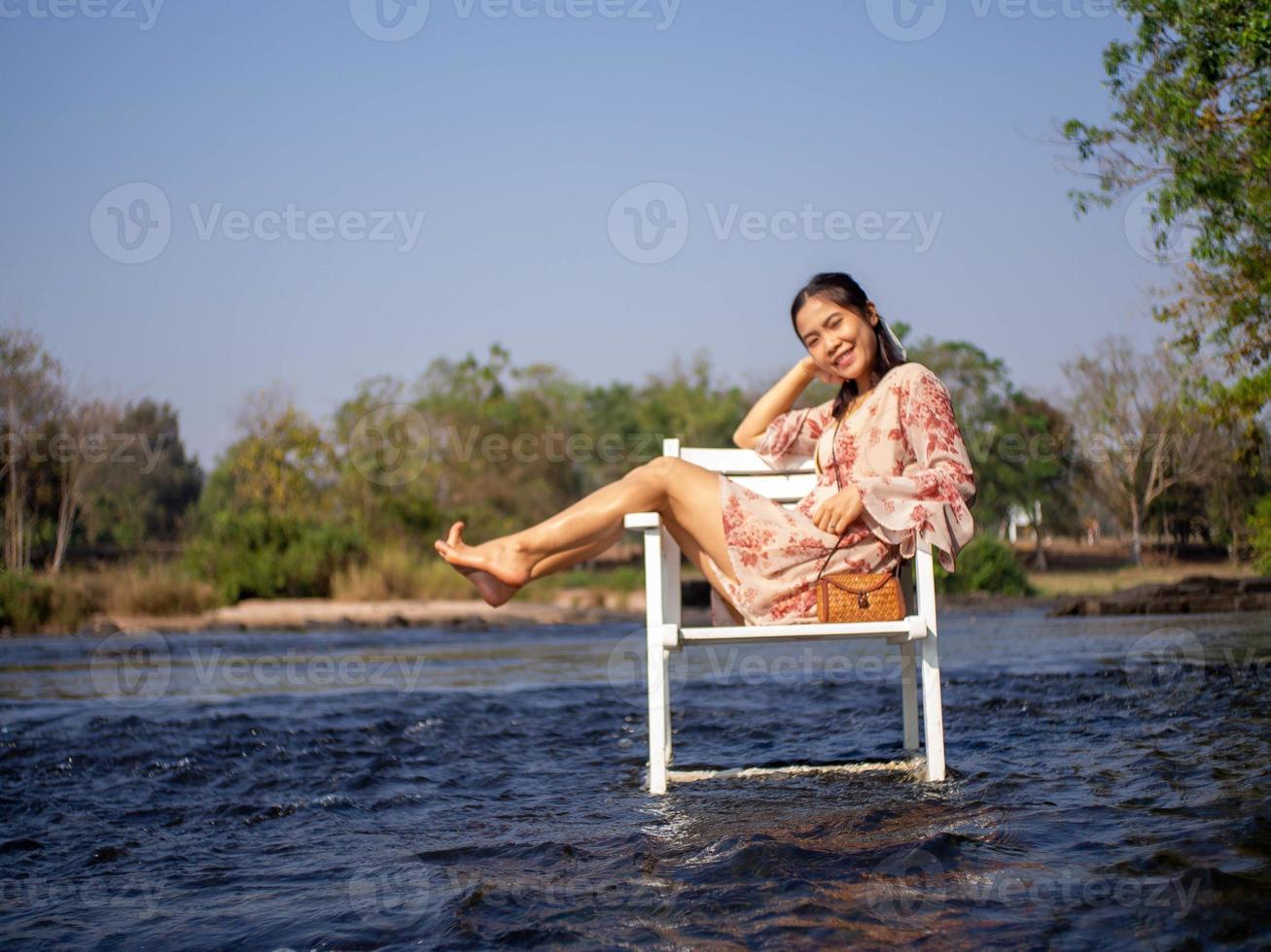 Frau und Fluss foto