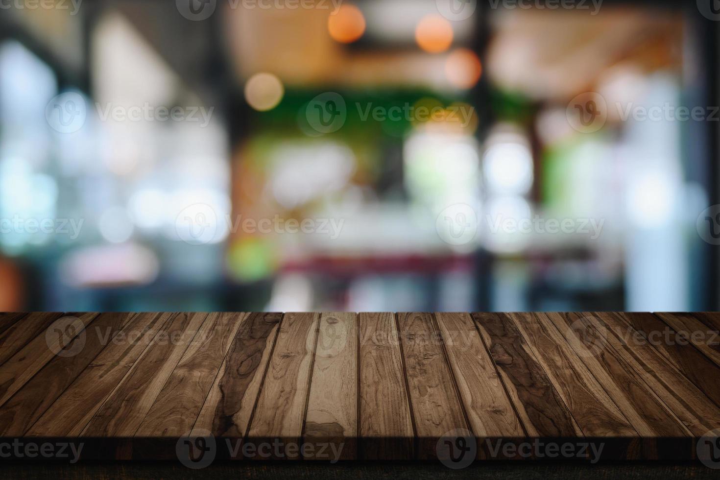 Holztisch mit unscharfem Café- oder Café-Hintergrund. foto