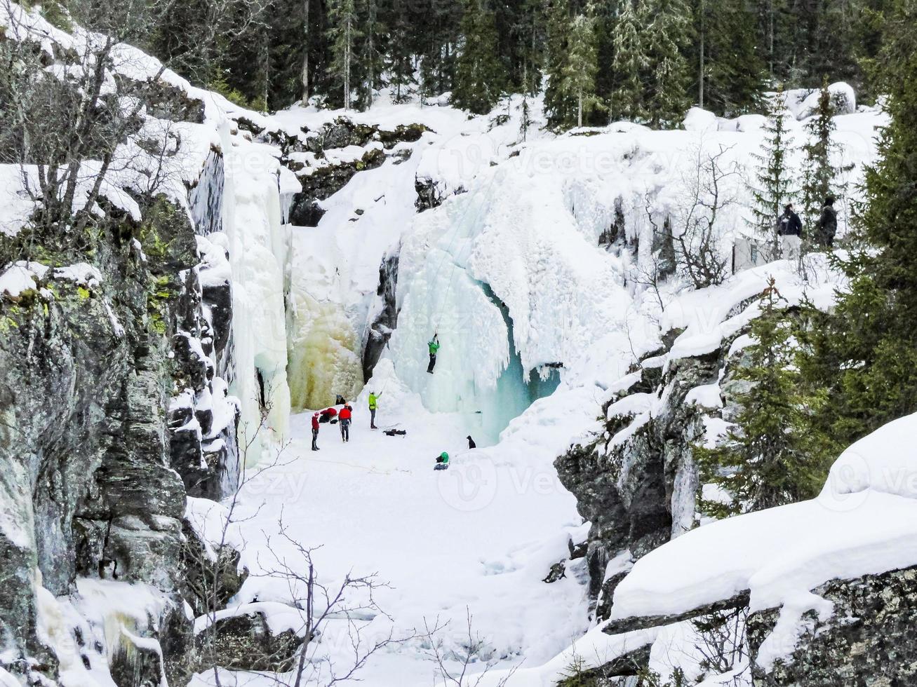 eiskletterer bergsteiger erklimmen den gefrorenen wasserfall rjukandefossen, hemsedal, norwegen. foto