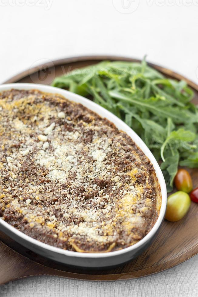 frische Rindfleisch-Lasagne in Auflaufform auf dem Tisch im Restaurant Rom Italien foto