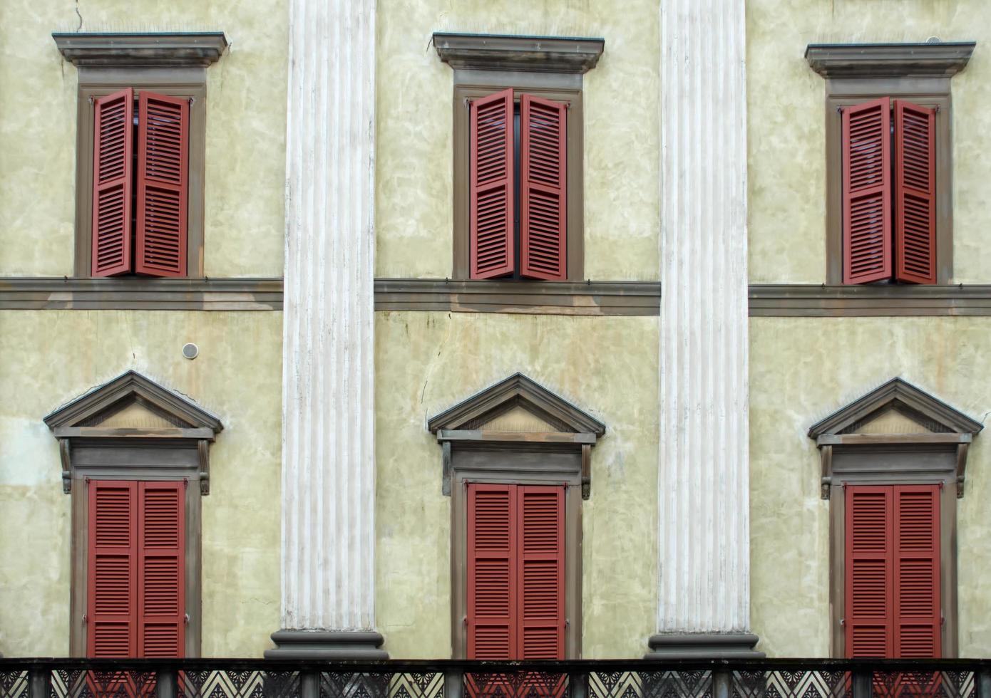 Bergamo, Lombardei, Italien, 2017. Blick auf ein Gebäude auf der Piazza Vecchia foto