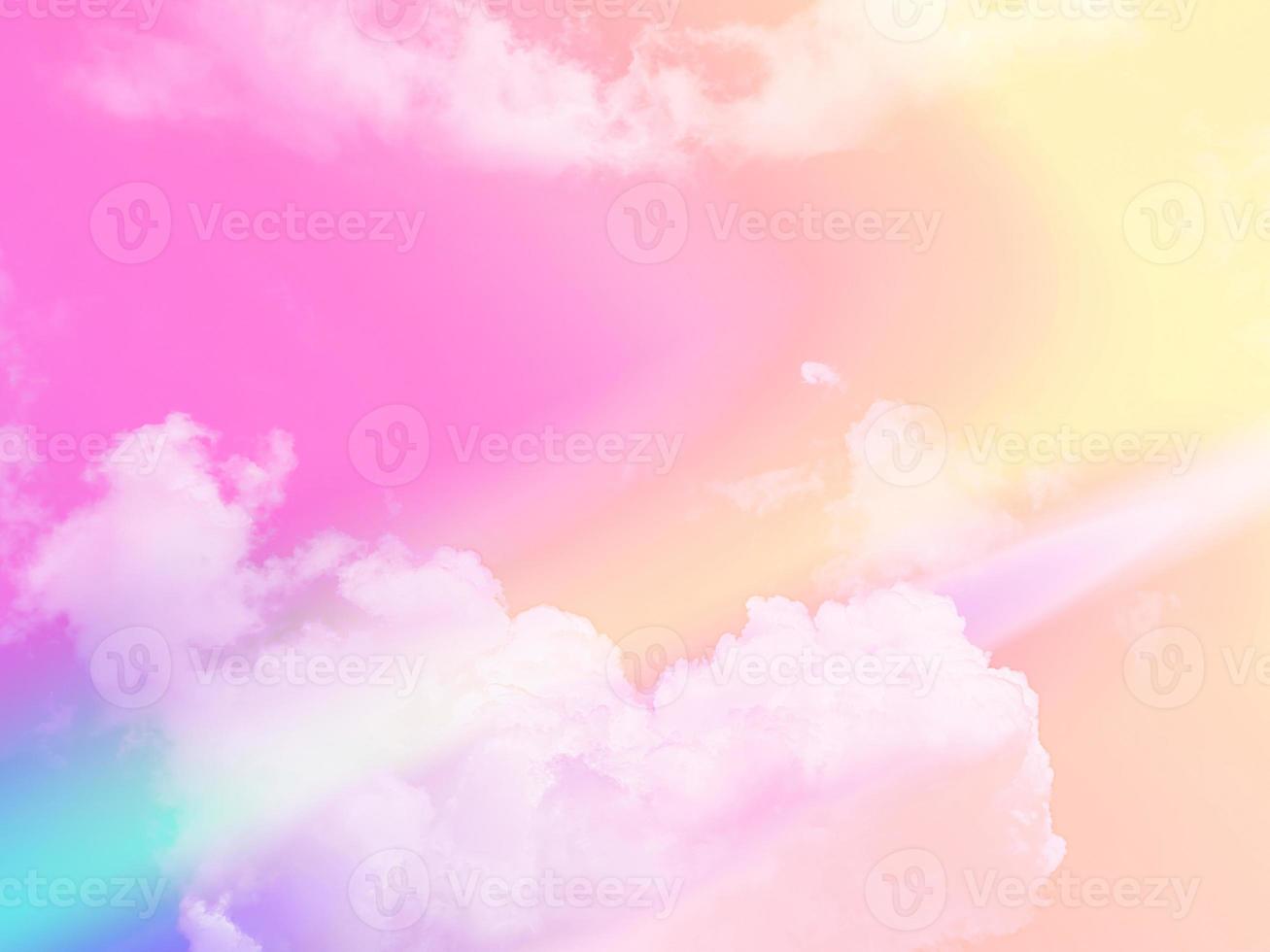 schönheit süß pastellrosa gelb bunt mit flauschigen wolken am himmel. mehrfarbiges Regenbogenbild. abstrakte Fantasie wachsendes Licht foto