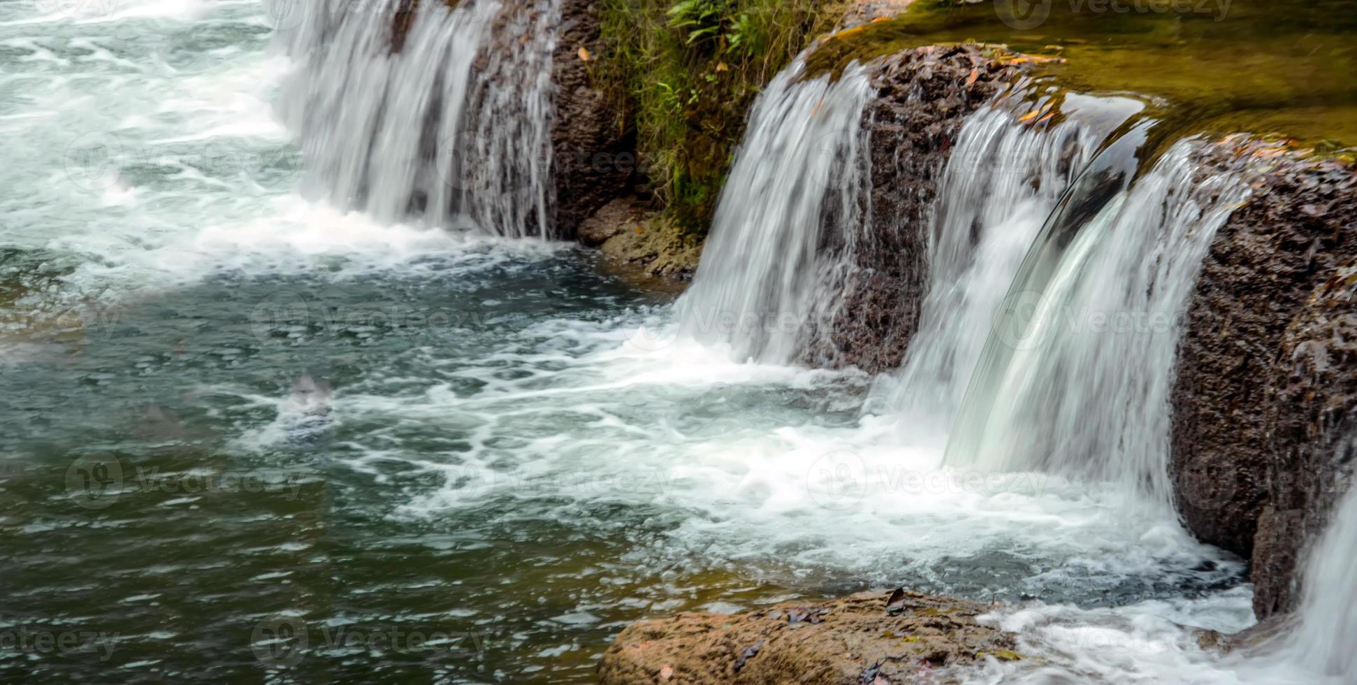 Wasserfall, der sich in Schönheit des Naturkonzepts bewegt foto