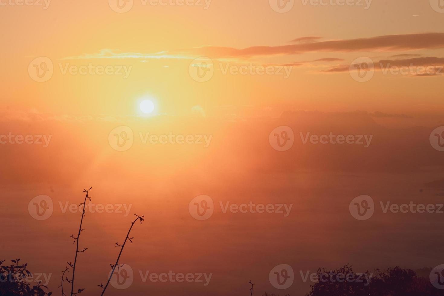 bunter himmel mit sonne in wolken der höhe foto