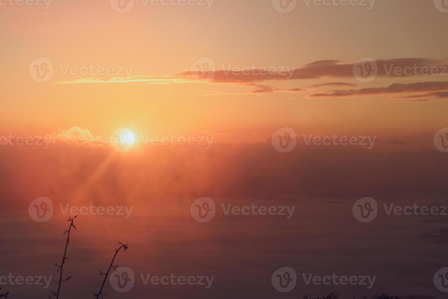 bunter himmel mit sonne in wolken der höhe foto