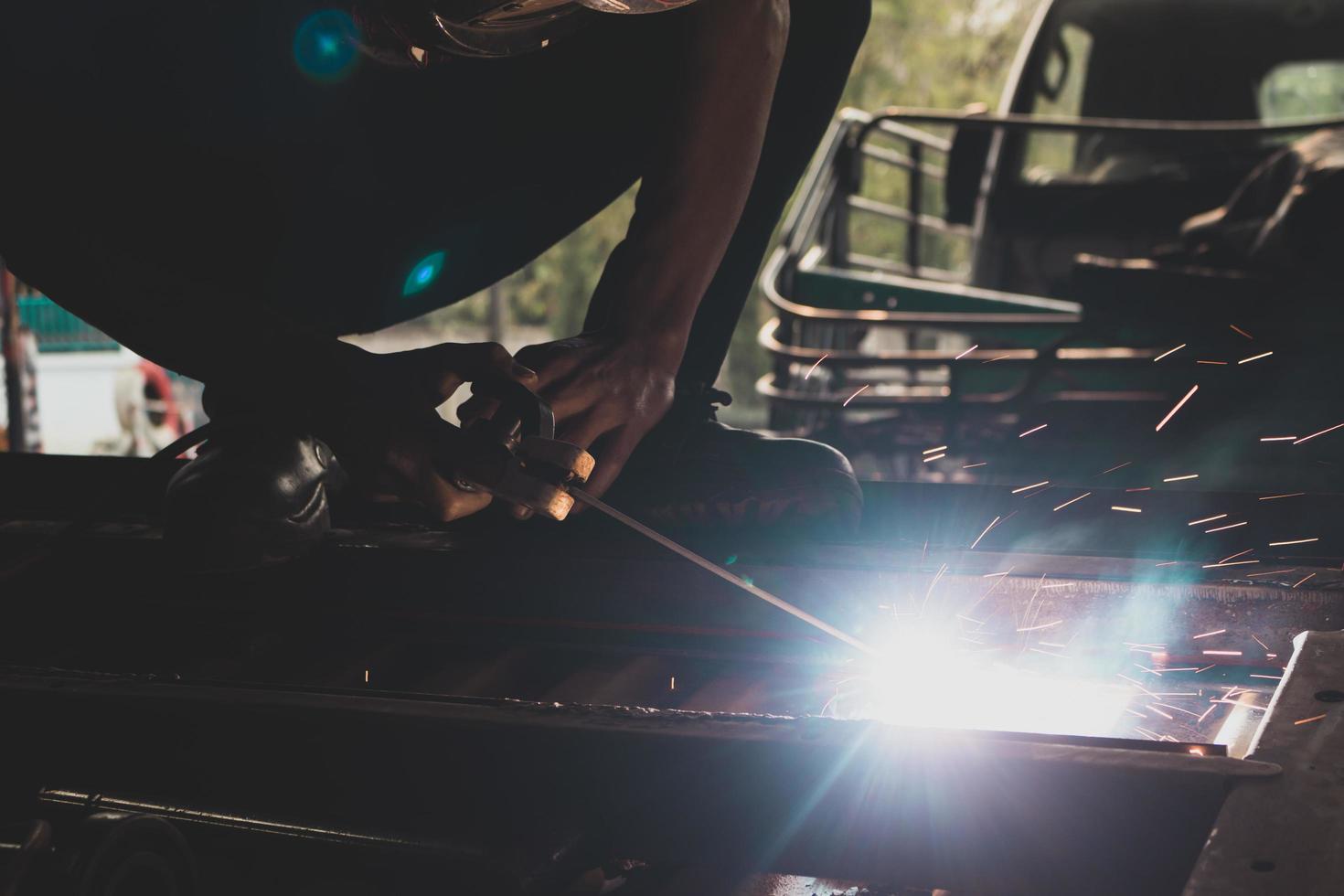 Schweißer, Schweißen von Automobilteilen in einer Autofabrik foto