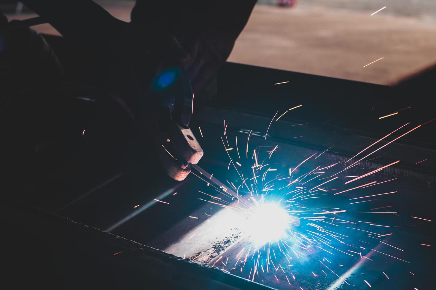 Schweißer, Schweißen von Automobilteilen in einer Autofabrik foto