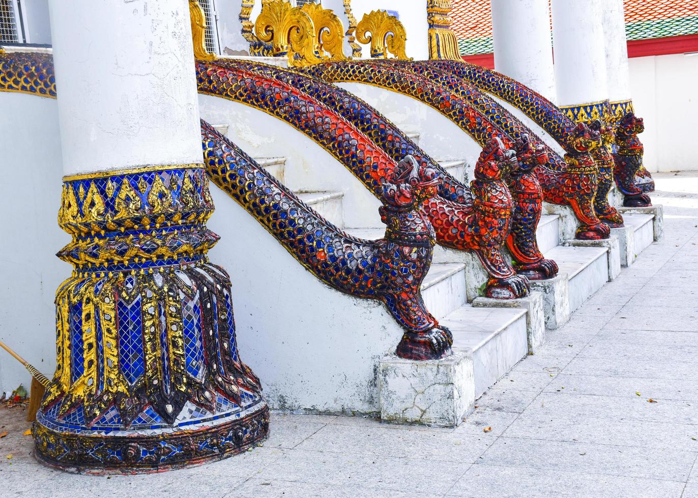 Die Treppen der thailändischen Tempel sind mit Buntglas und Singha-Symbol dekoriert foto