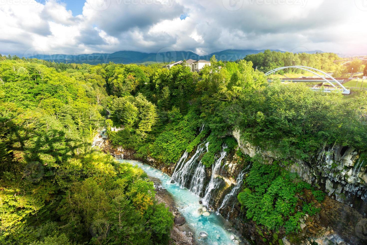 shirahige wasserfall biei fluss im sommer. berühmtes reiseziel in hokkaido, japan. foto