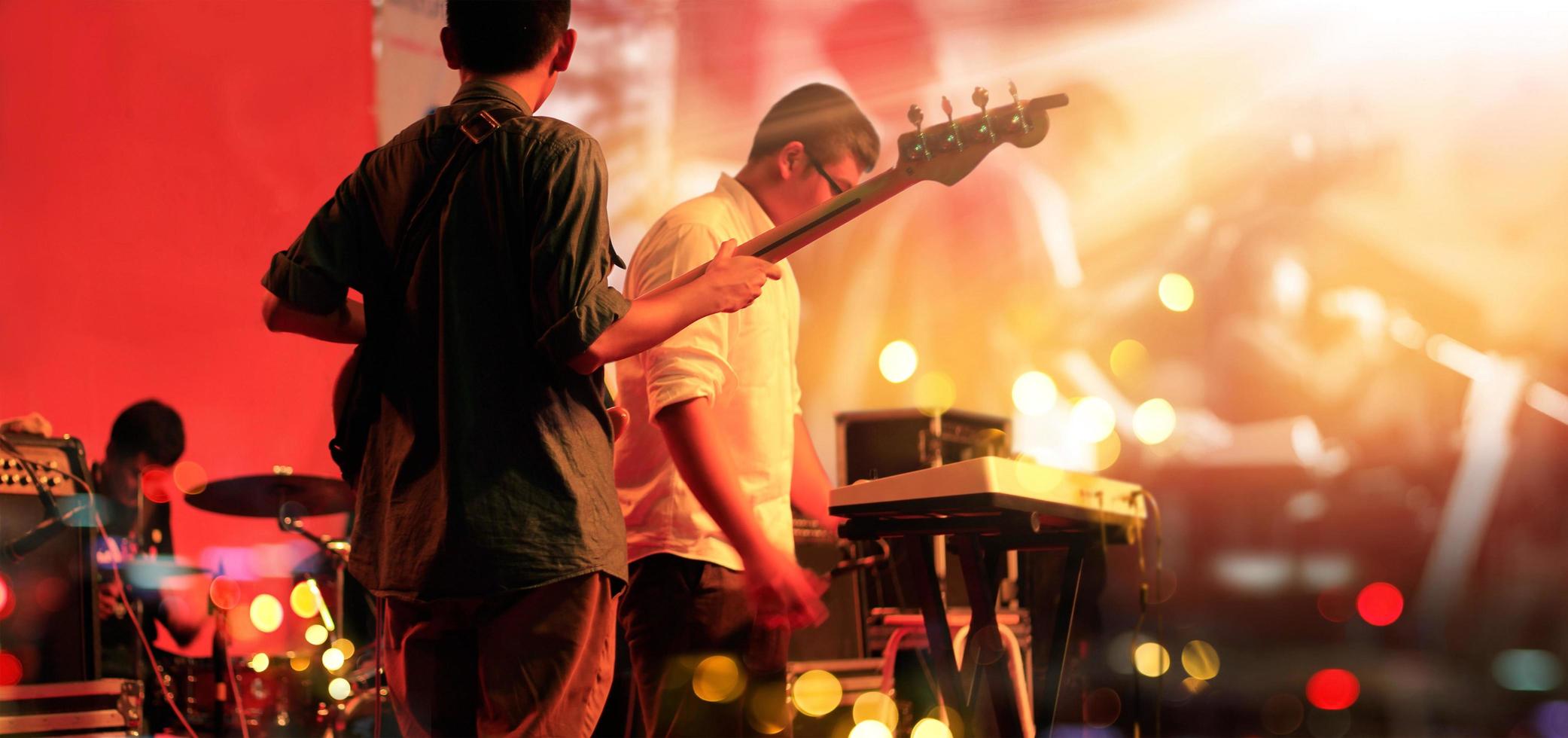 gitarrist und band auf der bühne für blackground. Gitarrist, weiches und unscharfes Konzept. foto