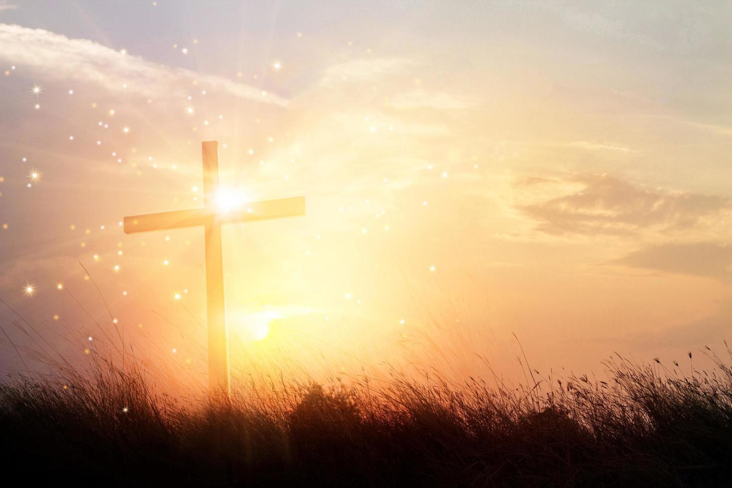 silhouette christliches kreuz auf gras bei sonnenaufgang hintergrund mit m foto