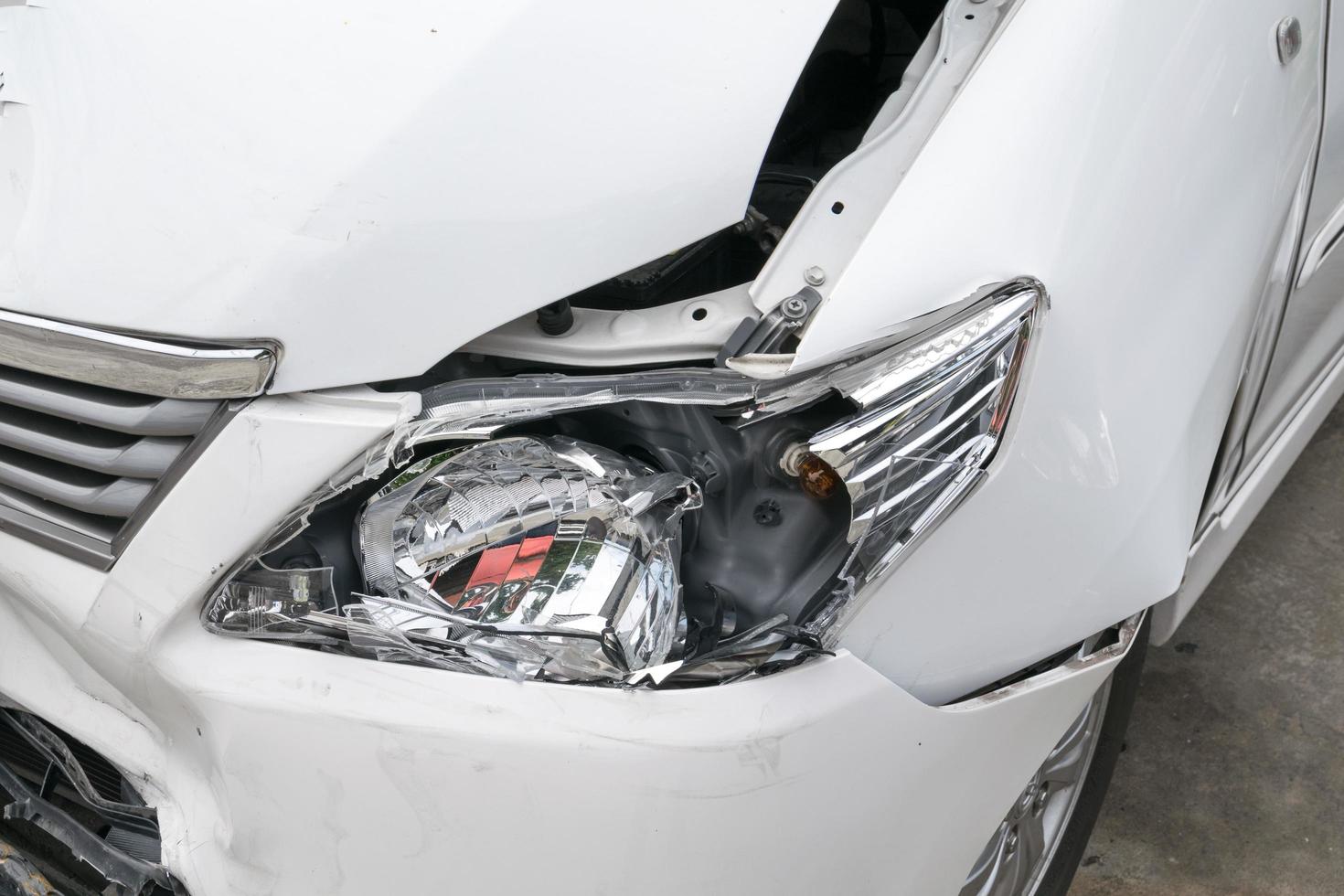 Autounfallfahrzeug zerstört foto