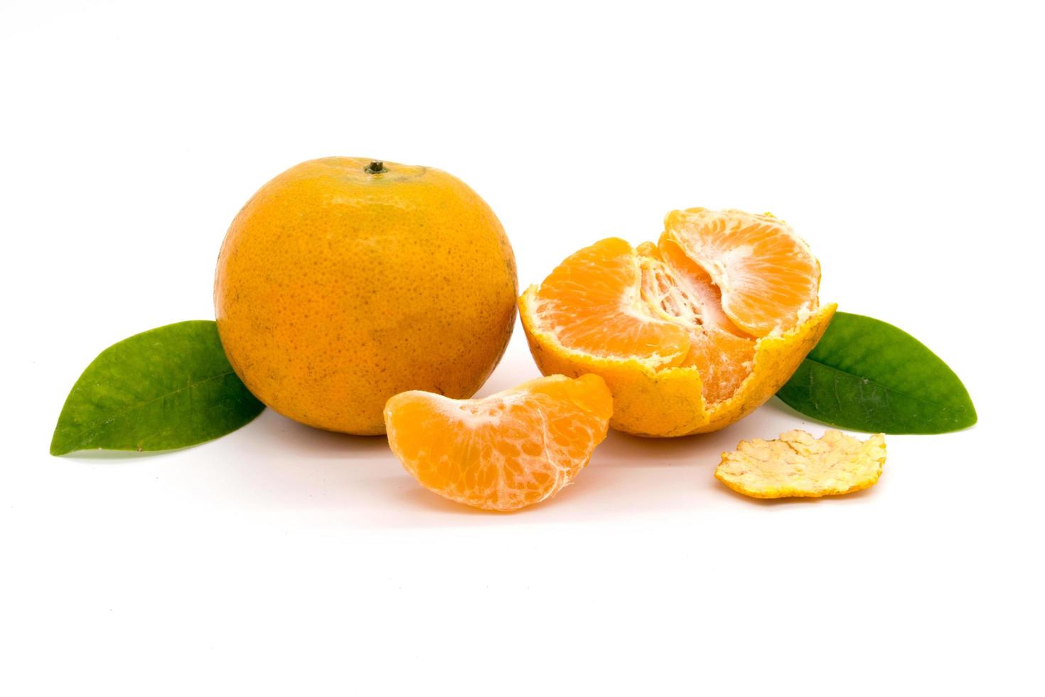 Reife Mandarine isoliert auf weißem Hintergrund foto