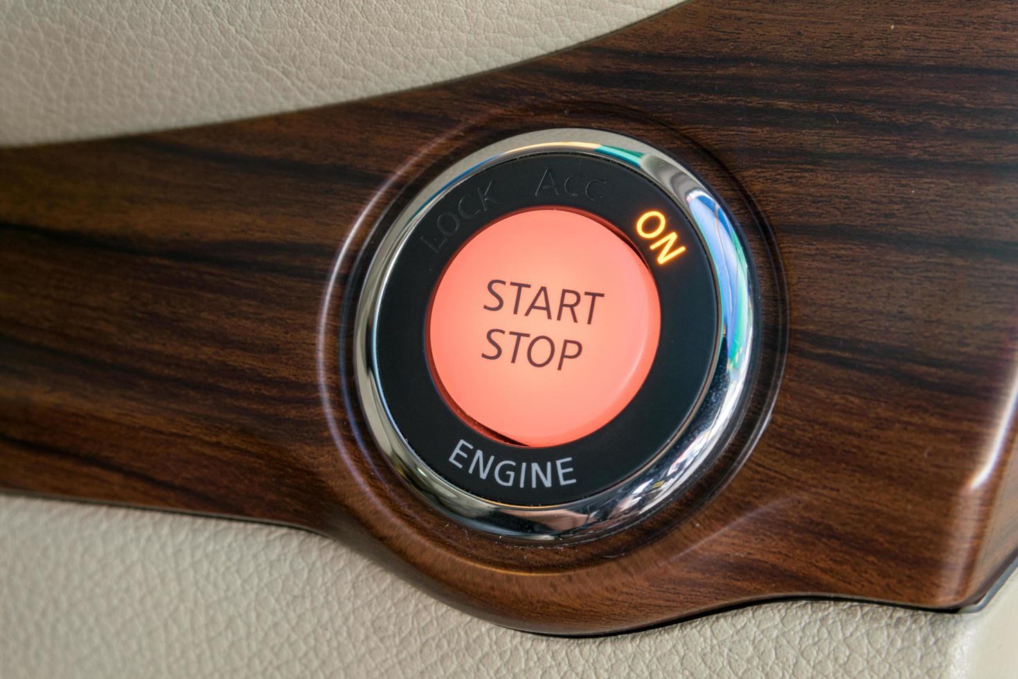 Motor-Start-Stopp-Taste aus einem modernen Autoinnenraum foto