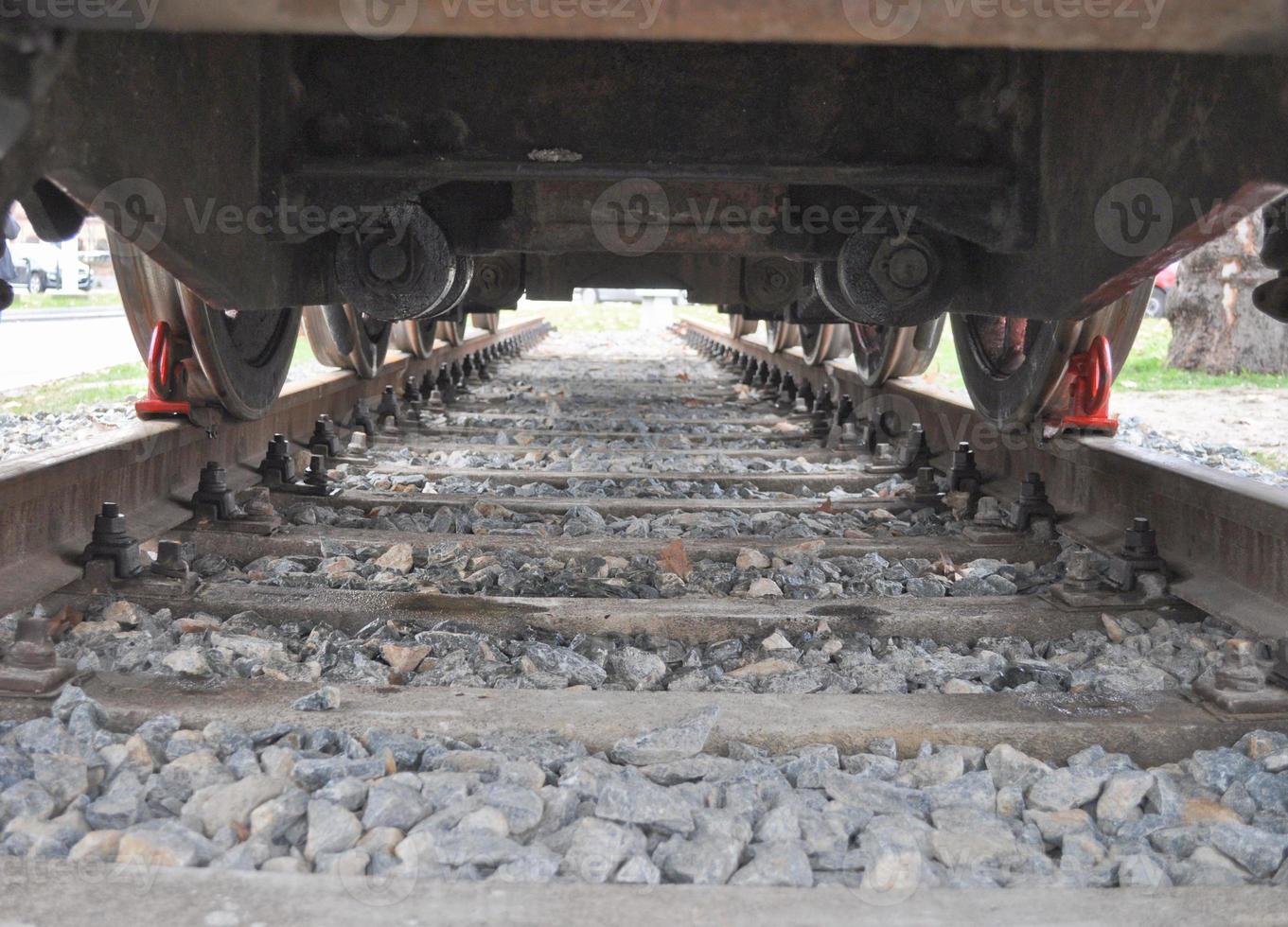 ein zug auf der eisenbahn für den öffentlichen nahverkehr foto