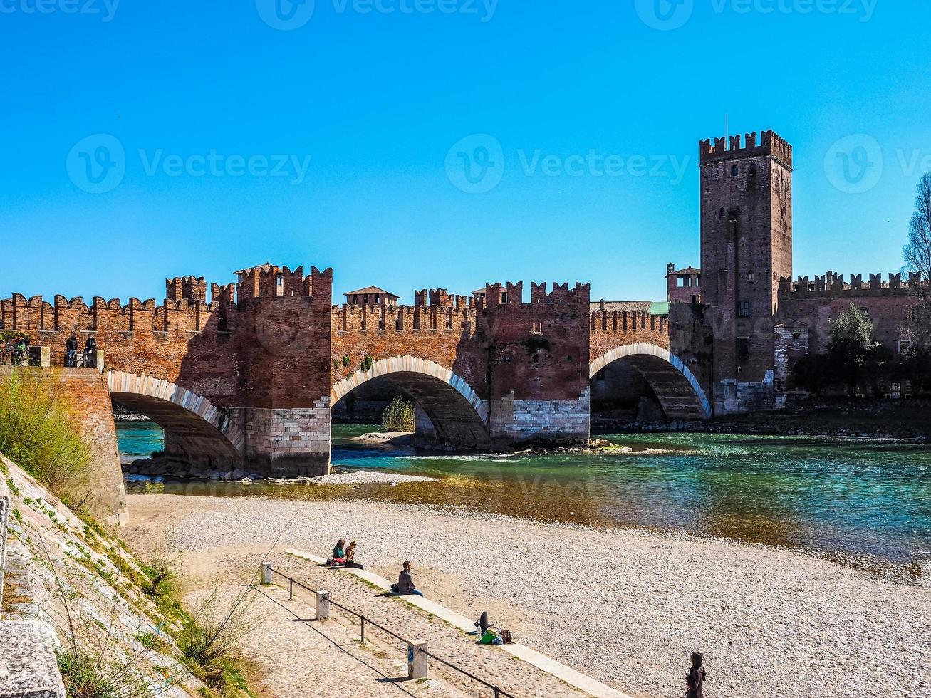 hdr castelvecchio-brücke alias scaliger-brücke in verona foto