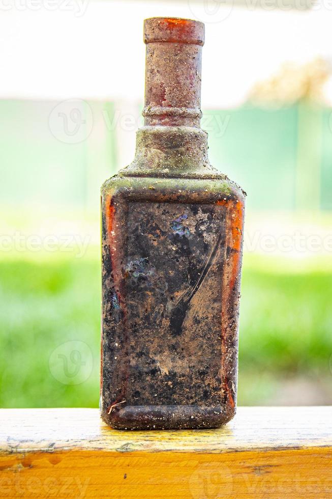 flasche vintage glaswaren, glasflasche für wein leeres schmutziges geschirr kopierraum essen foto