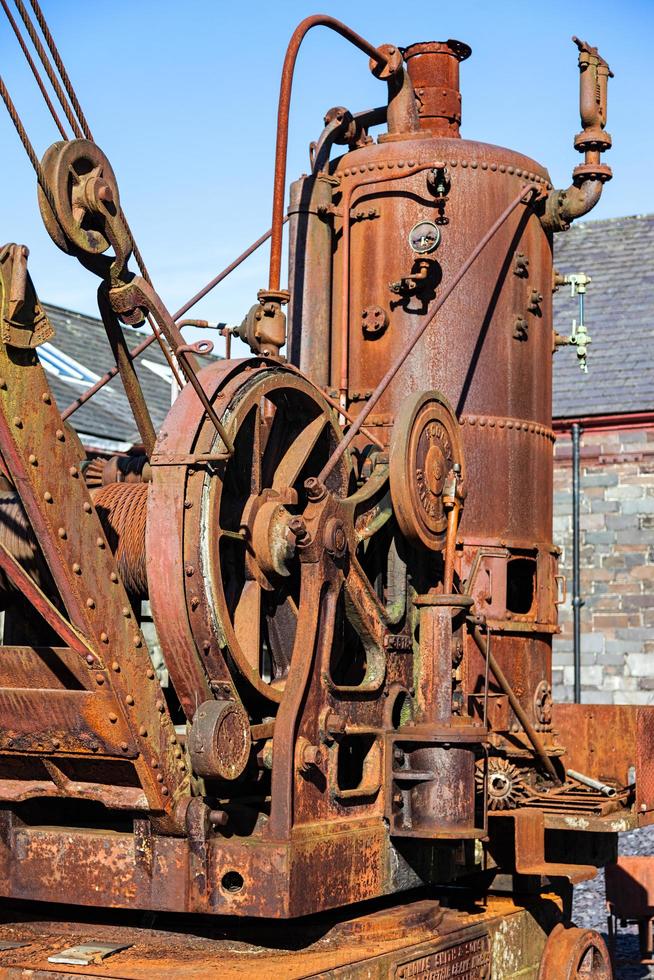 Llanberis, Wales, Großbritannien, 2012. Rostiger alter Dampfkran im Schiefermuseum foto