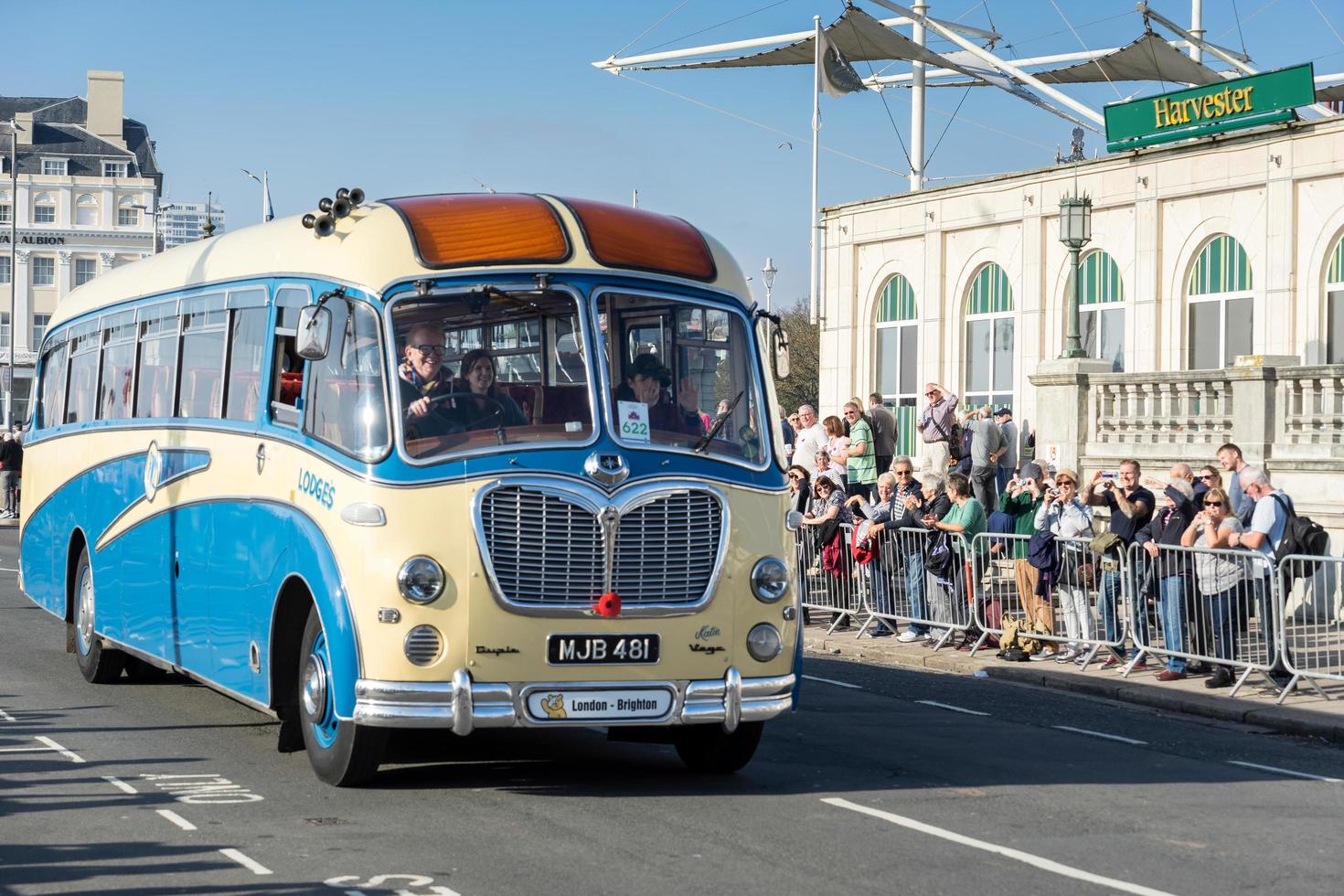 Brighton, East Sussex, Großbritannien, 2015. Alter Bus nähert sich der Ziellinie des Oldtimer-Laufs von London nach Brighton foto