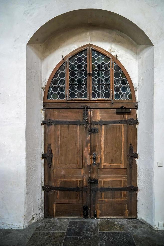 rothenburg ob der tauber, nordbayern, deutschland, 2014. alte holztür in der st james kirche foto