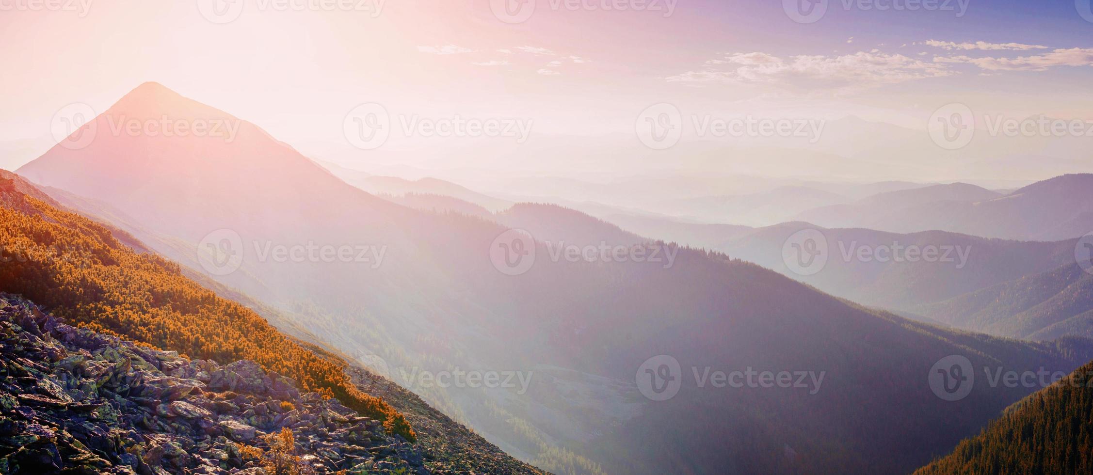 magischer sonnenuntergang in den bergen der ukraine foto