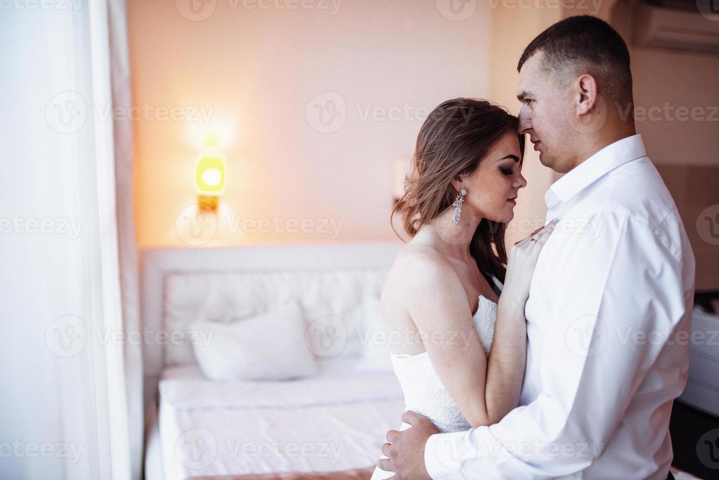 Hochzeitspaar im Hotelzimmer foto