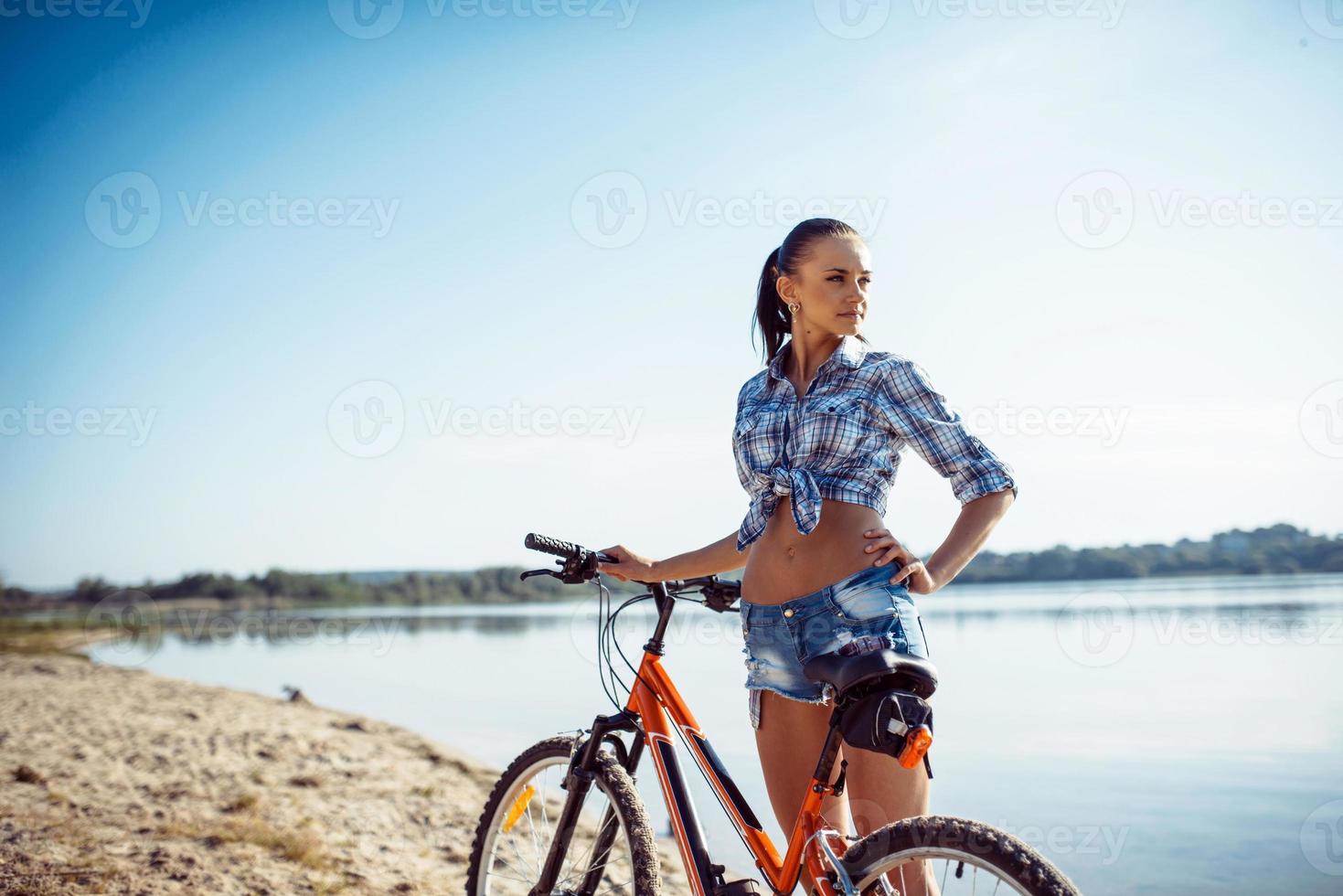 Frau auf einem Fahrrad am Strand foto