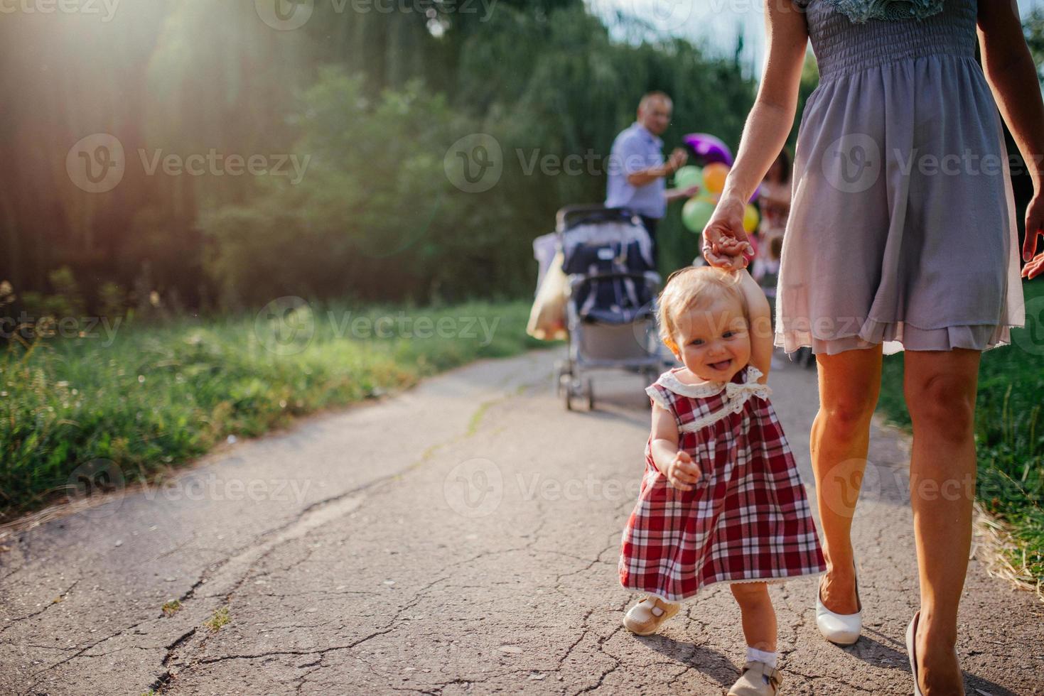 Frau mit einem Kind auf einem Spaziergang an einem sonnigen Tag foto