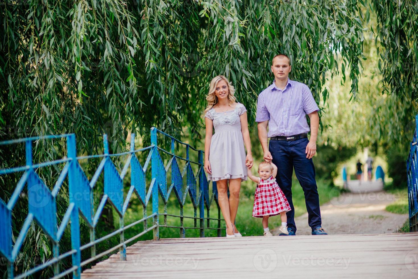 glückliche Mutter, Vater und Tochter im Park foto