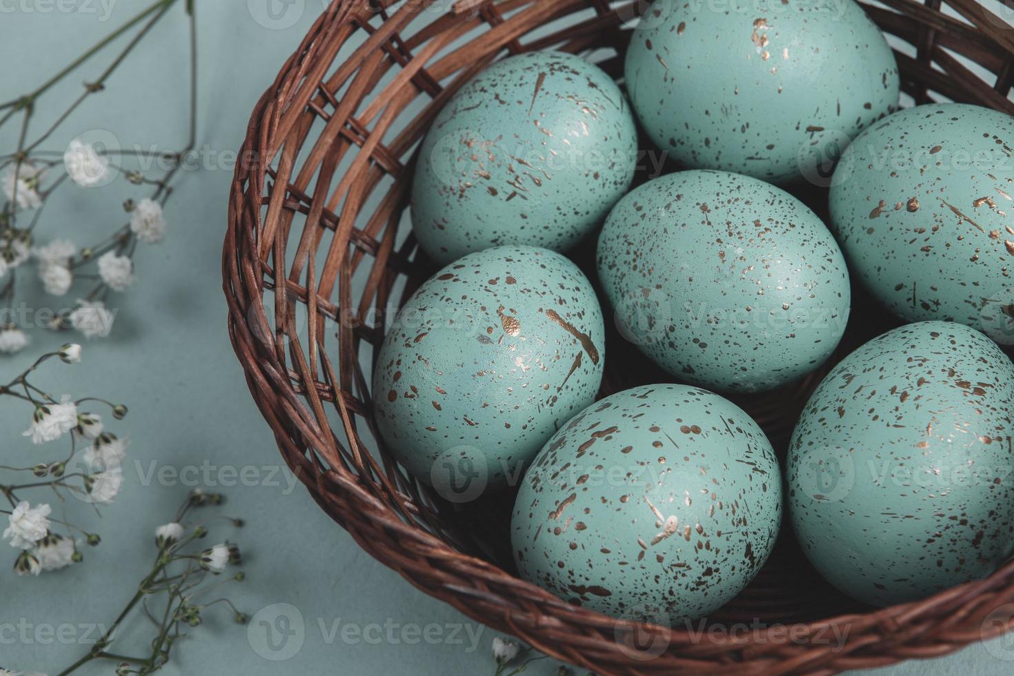 handgemalter pastellfarbener ostereierhintergrund. frohe ostergrußkarte oder einladung. foto