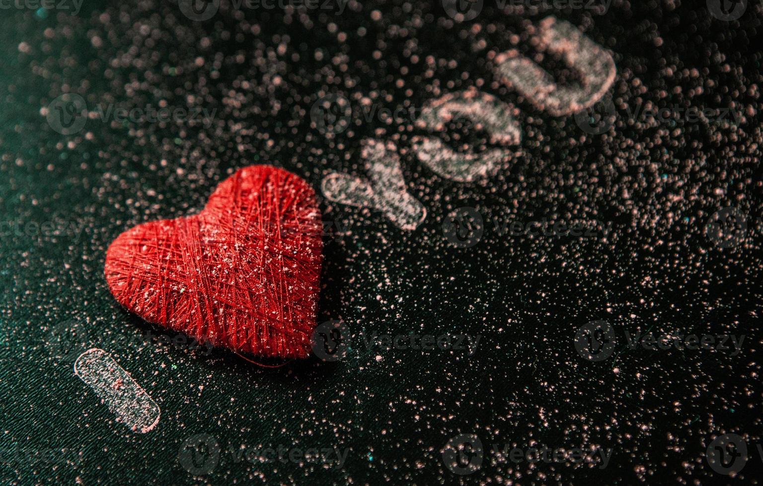 Liebesherzen auf hölzernem Beschaffenheitshintergrund. valentinstag-kartenkonzept. Herz für Valentinstag Hintergrund. foto