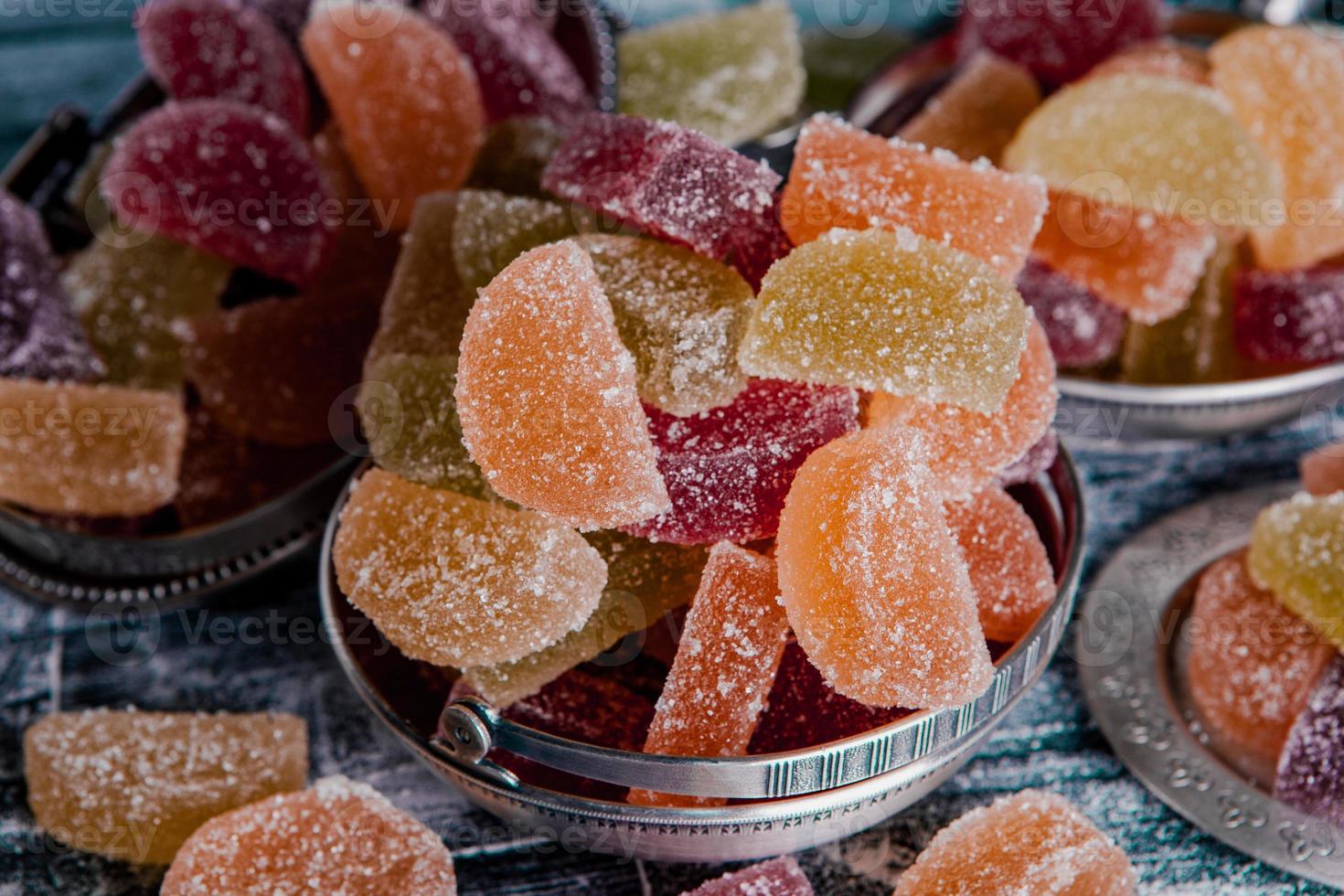 sammlung bunter marmeladenkerzen. süßer tisch mit bonbongläsern. foto