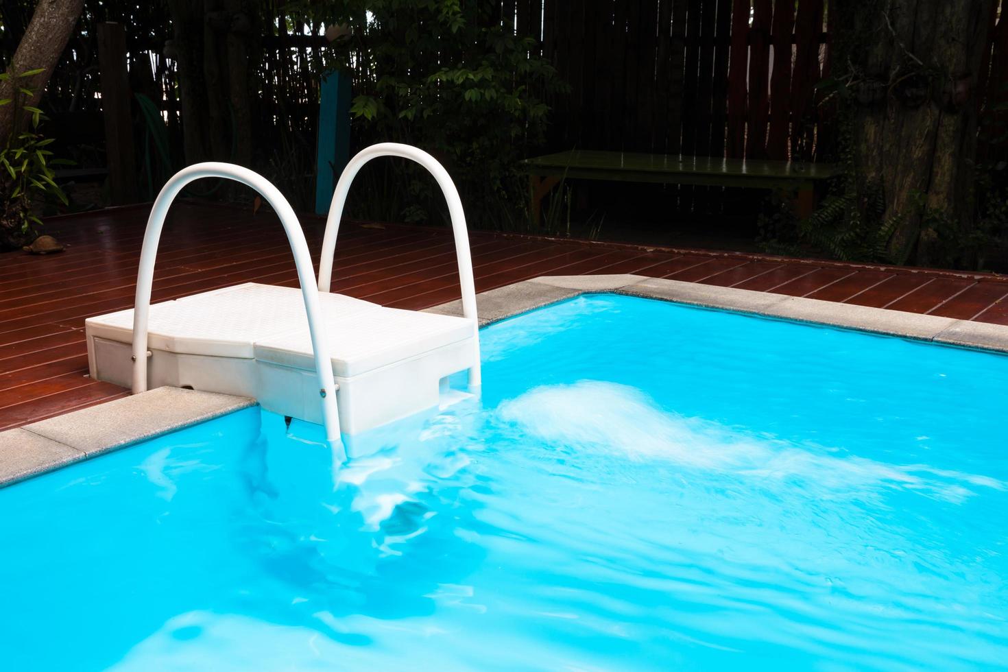 kleiner Swimmingpool mit Wasseraufbereitungssystem foto