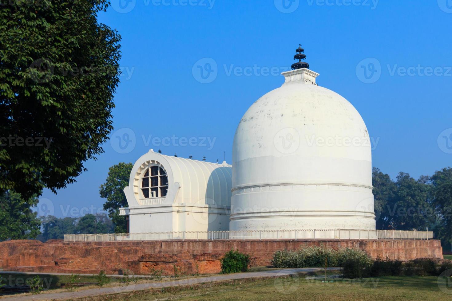 parinirvana stupa und tempel, kushinagar, indien foto