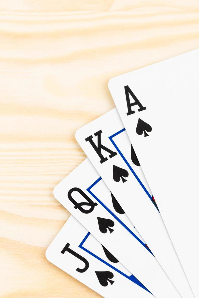 Royal Flush Poker Spielkarten auf Holzhintergrund foto