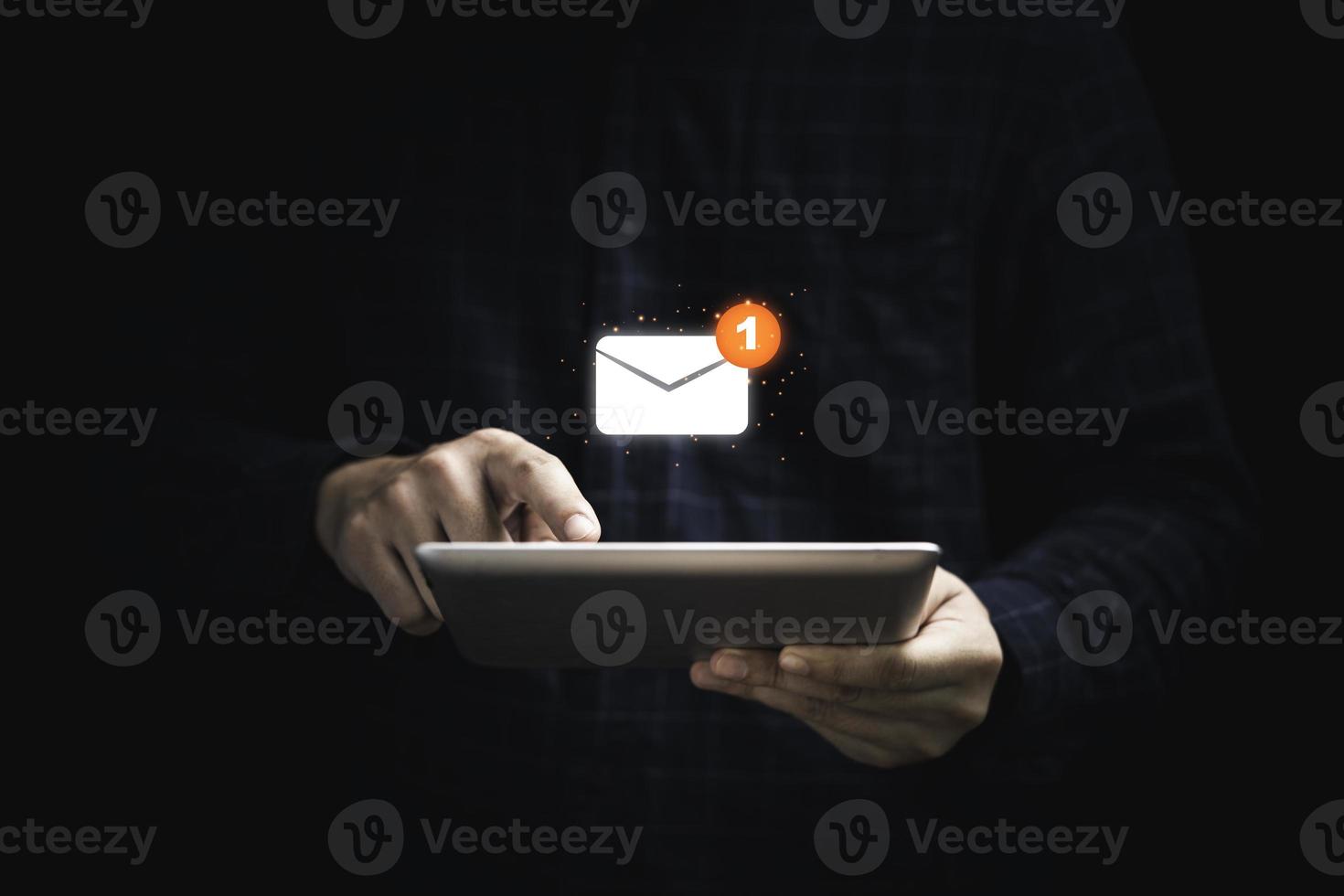 Geschäftsmann, der ein Tablet hält und mit einem virtuellen weißen Newsletter für E-Mail oder E-Mail mit Benachrichtigungsalarmkonzept berührt. foto