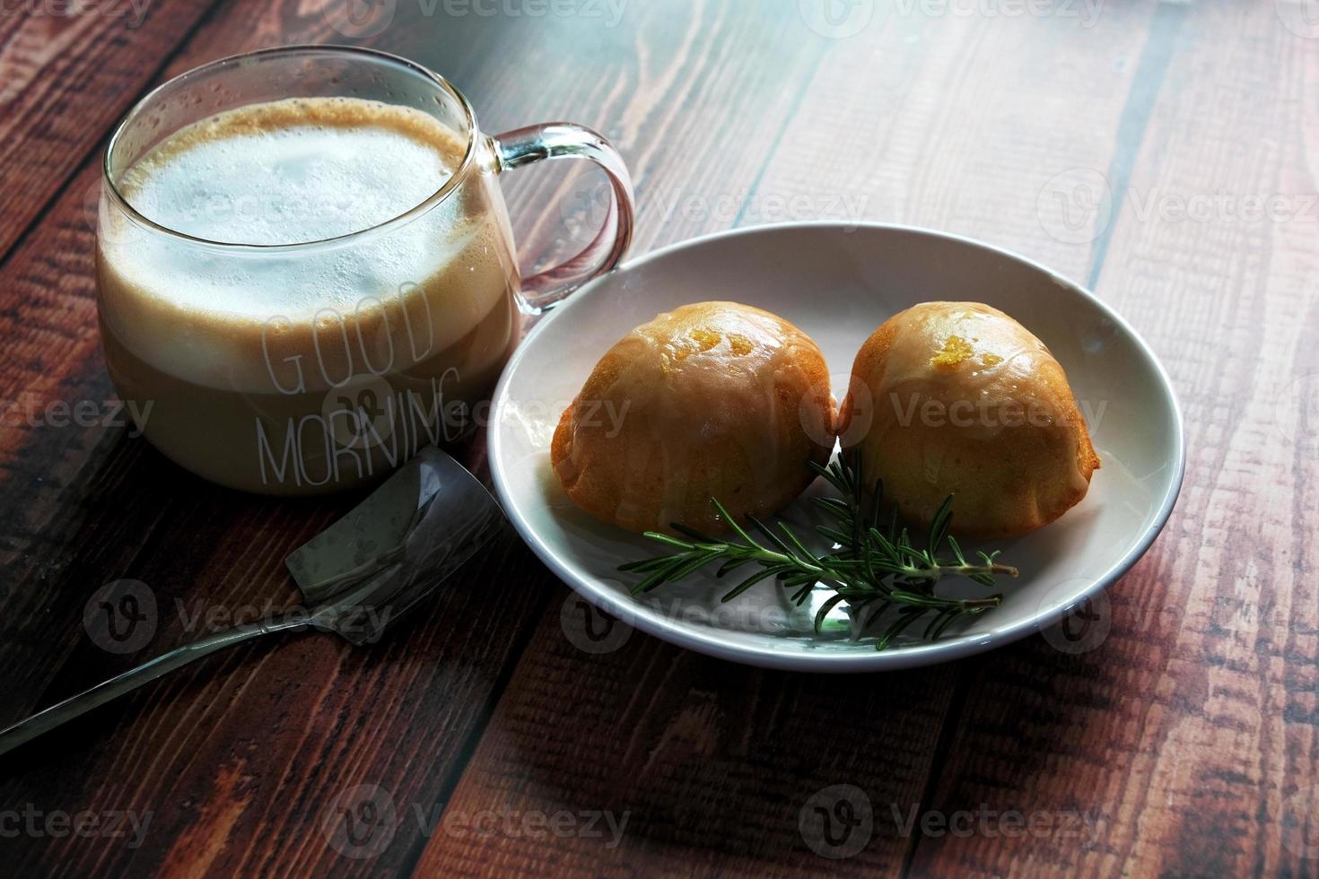 leckerer Zitronenkuchen mit heißem Latte foto