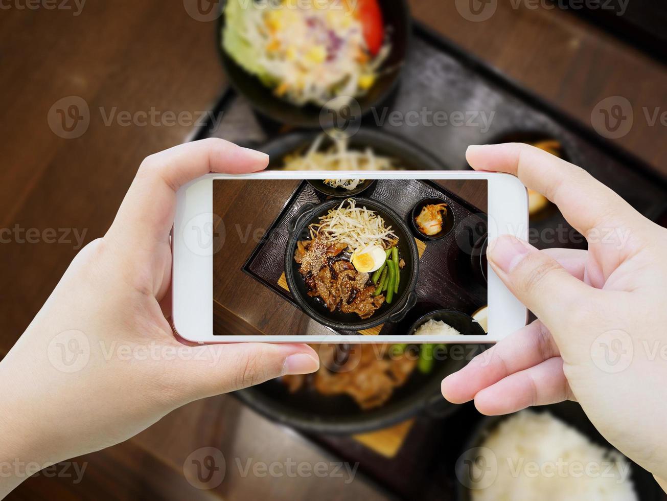 schweinefleisch mit ei und gemüse teppanyaki japanische küche foto