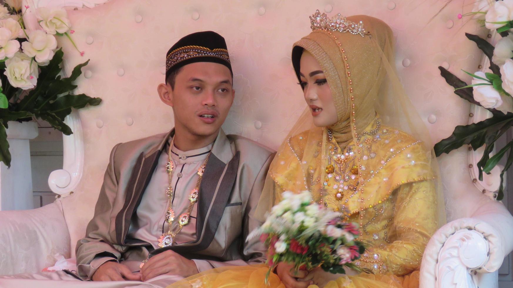 cianjur regency west java indonesien am 15. juni 2021 - ein glückliches paar. indonesische muslimische hochzeit. foto