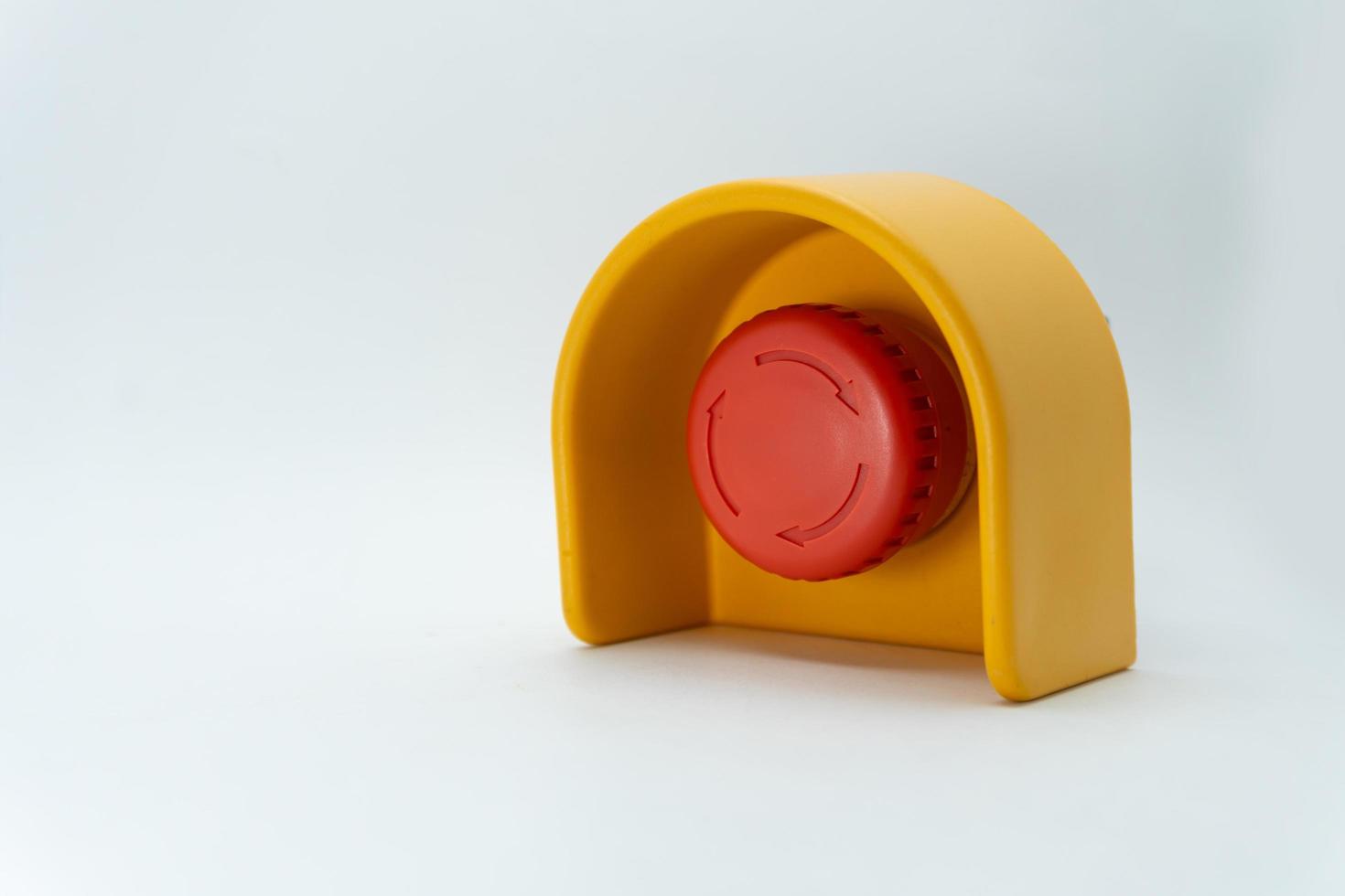 Stoppen Sie den roten Knopf und die Hand des Arbeiters, der ihn drücken will. Notaus-Knopf. großer roter Notknopf oder Stoppknopf zum manuellen Drücken. foto