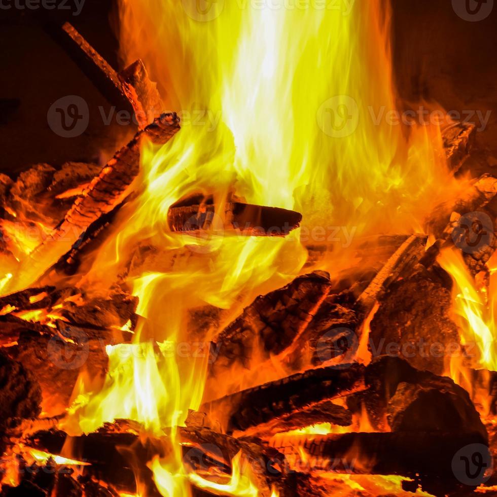 Feuerflammen auf schwarzem Hintergrund, lodernder Feuerflammen-Texturhintergrund, wunderschön, das Feuer brennt, Feuerflammen mit Holz und Kuhdung foto