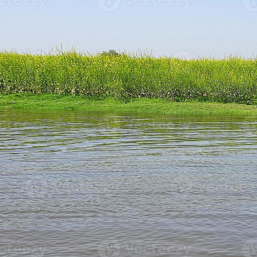 Blick auf den Yamuna-Fluss vom Boot am Tag in Vrindavan, Krishna-Tempel Kesi Ghat am Ufer des Yamuna-Flusses in der Stadt Vrindavan, Bootfahren auf dem Yamuna-Fluss Vrindavan foto