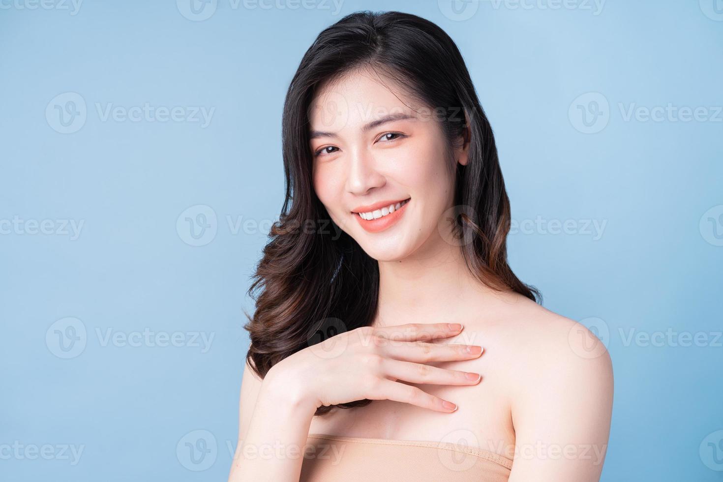 attraktive junge asiatische frau mit frischer haut. Gesichtspflege, Gesichtsbehandlung, Frau Schönheitshaut isoliert auf weißem Hintergrund. Kosmetik, Schönheitshaut und Kosmetikkonzept foto